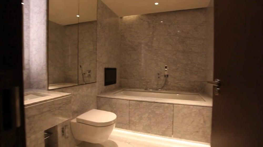 لاكوريوس ثري بدروم فلات إن تشيلسي كريك - Bathroom