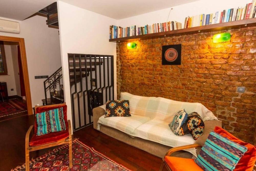 Stylish Home With a Book Collection Near Taksim - Room