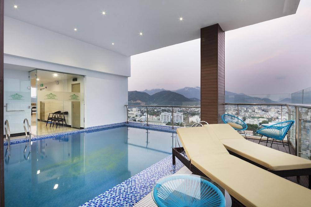 Crown Hotel Nha Trang - Indoor Pool