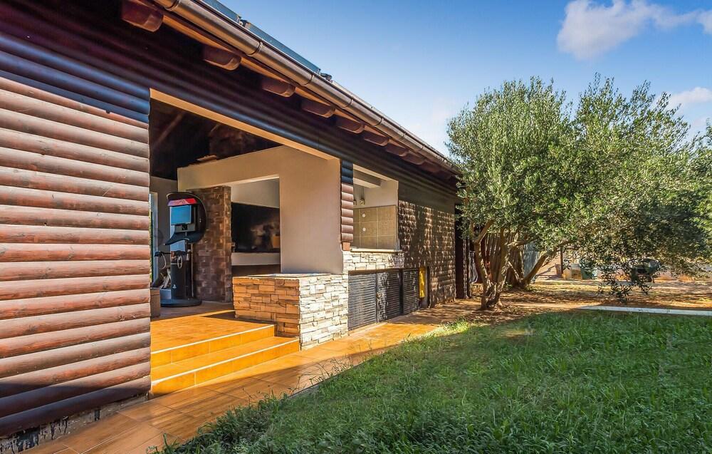 Beautiful Home in Ivinj With Sauna, Wifi and 5 Bedrooms - Exterior