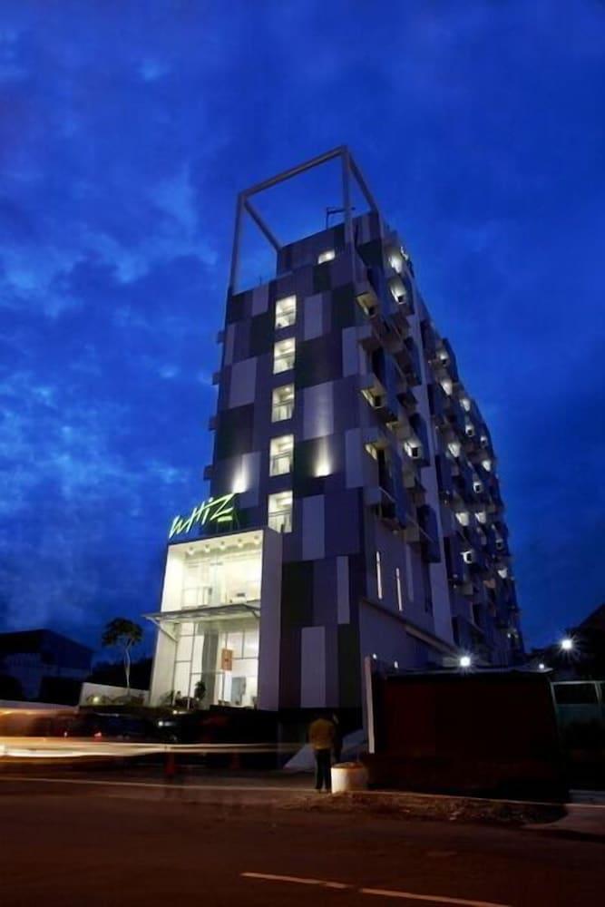 Whiz Hotel Pemuda Semarang - Property Grounds