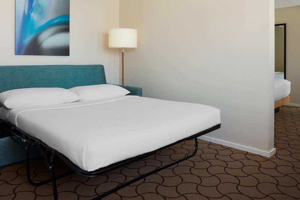 Delta Hotels by Marriott Toronto - Room