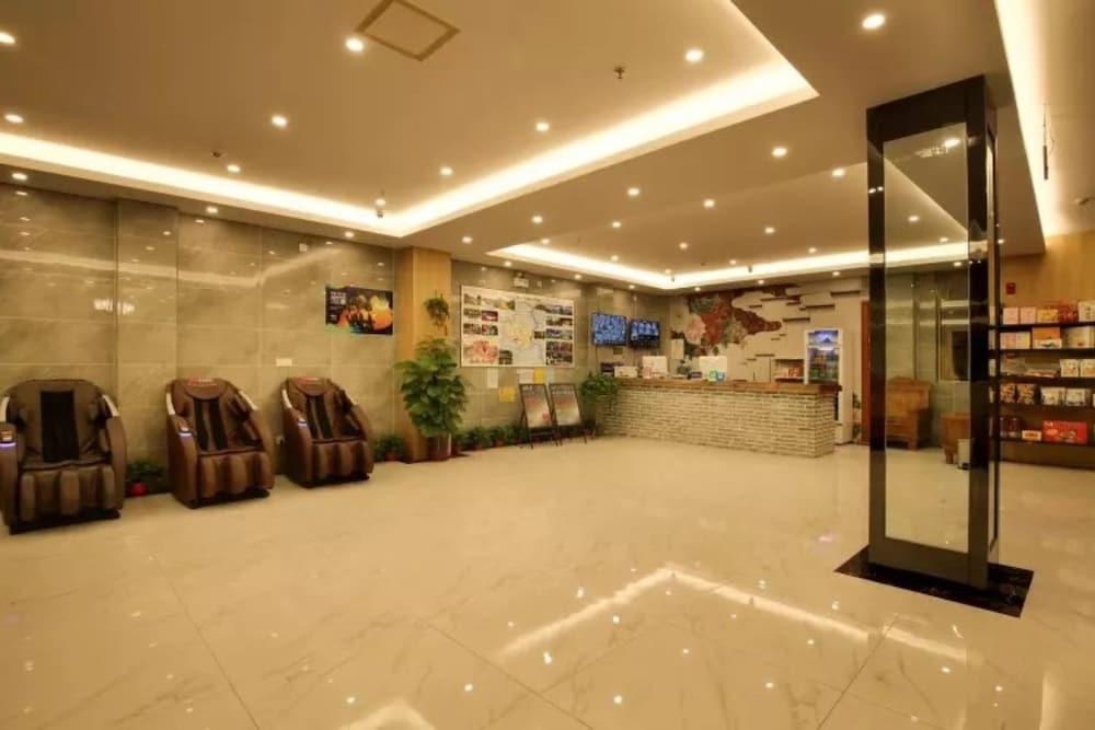Yangshuo Qingyunge Hotel - Lobby