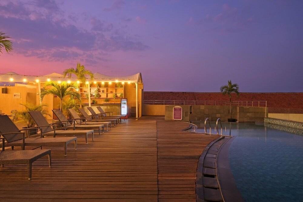 Quest Hotel Simpang Lima - Semarang by ASTON - Outdoor Pool