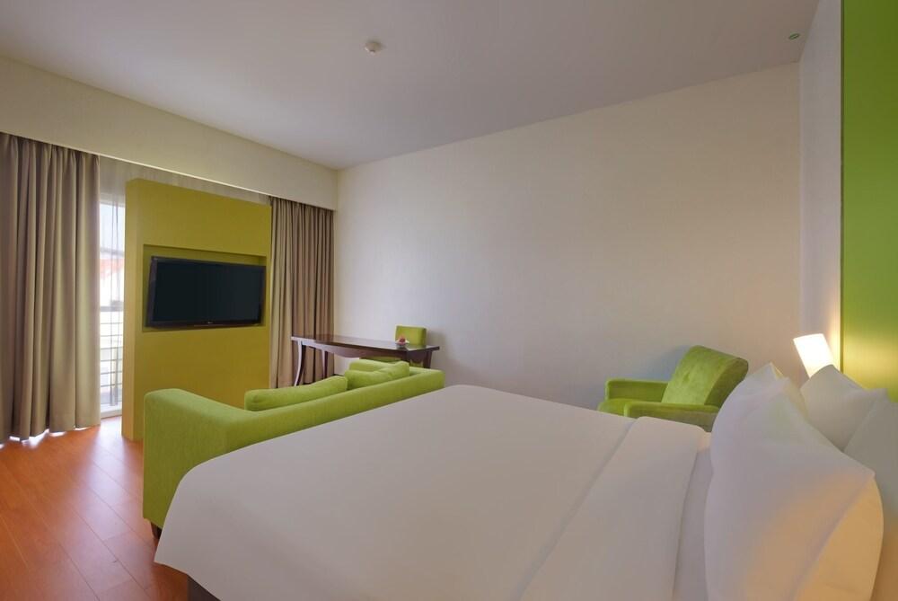 Quest Hotel Simpang Lima - Semarang by ASTON - Room