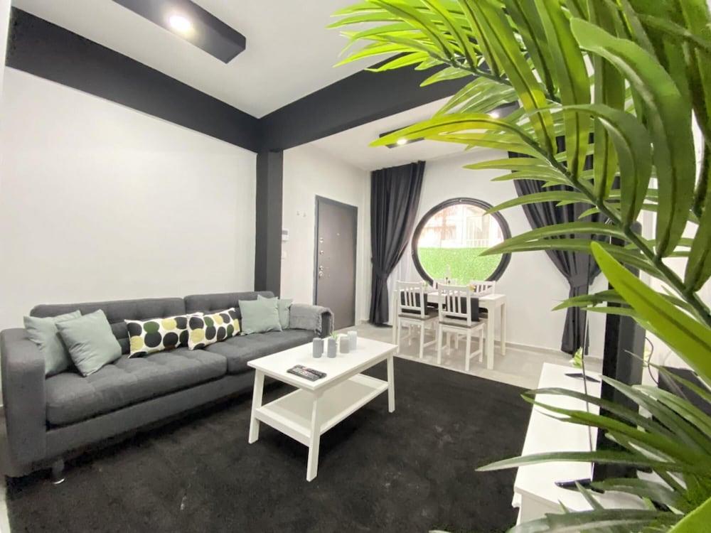 Flat Near Bagdat Street With Chic Interior Design - Featured Image