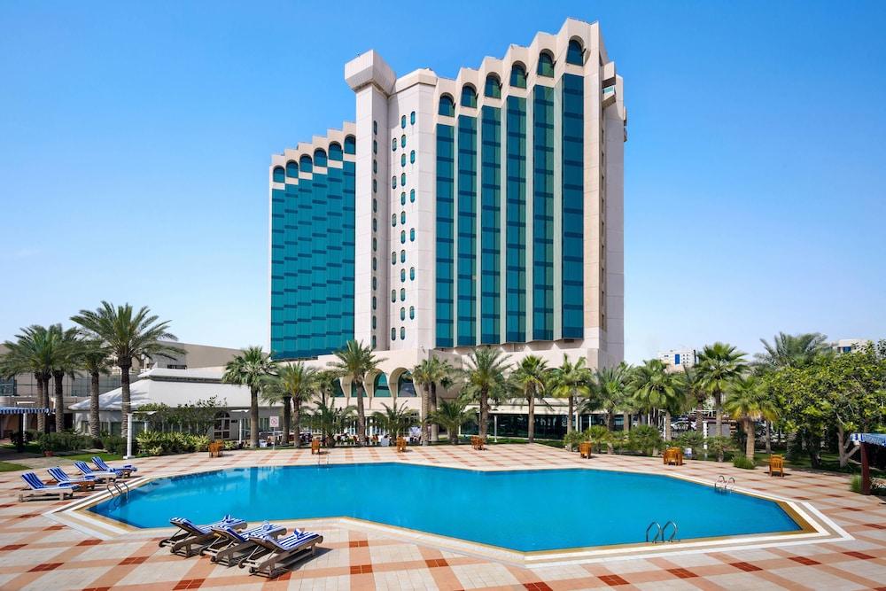 Sheraton Dammam Hotel & Convention Centre - Pool