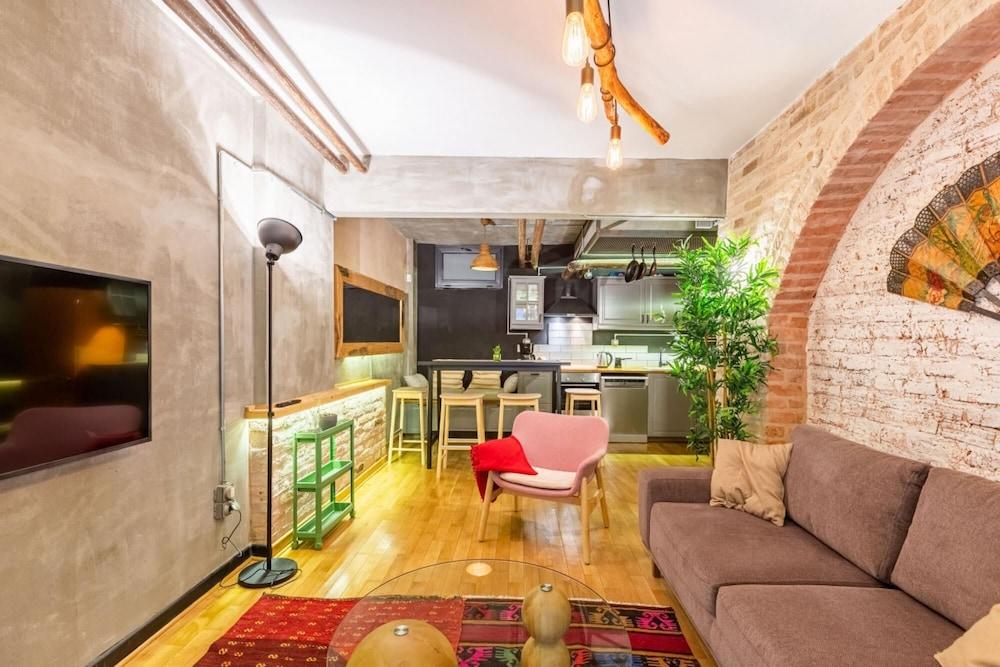 Missafir Apartment With Backyard in Nisantasi - Room