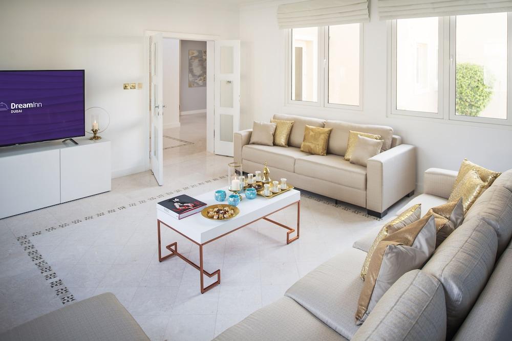 Dream Inn Dubai - Palm Villa Frond E - Lobby Sitting Area