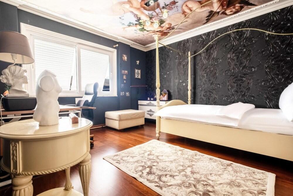 Luxurious Villa With Bosphorus View in Cengelkoy - Room