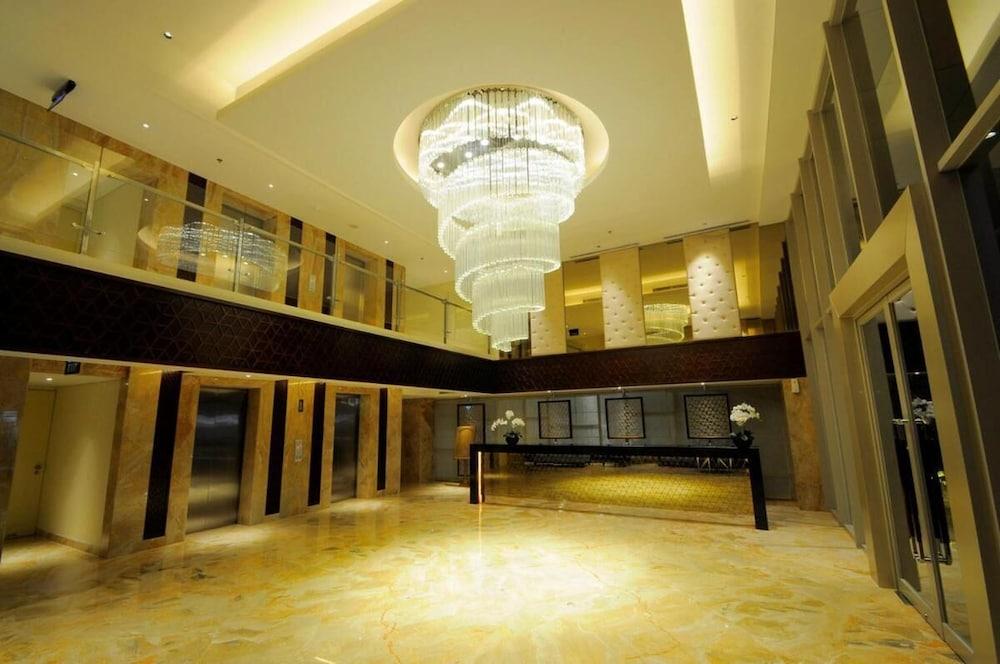 Louis Kienne Hotel Pandanaran - Lobby