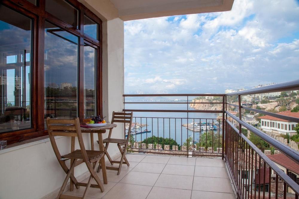 Aheste_simple Sea View Flat in Lovely Old Town - Property Grounds