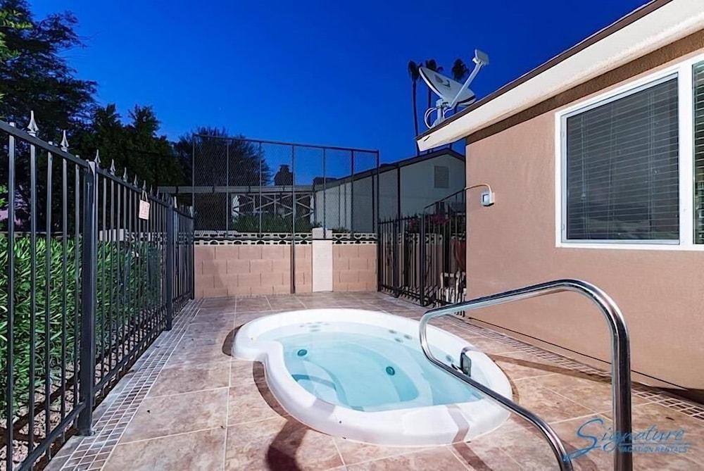 On the 11th Green By Signature Vacation Rentals - Outdoor Spa Tub