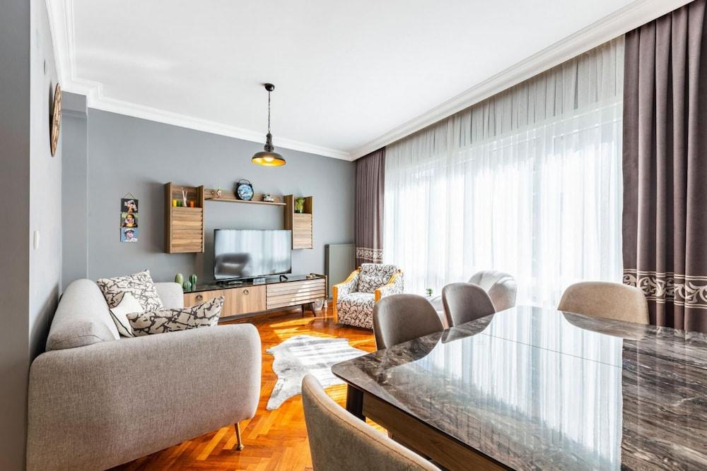 Stylish Flat Near Popular Attractions in Moda - Featured Image