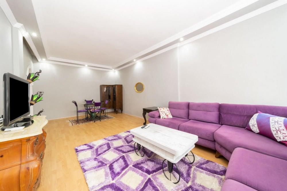 Colorful Flat Close to the Coast in Muratpasa - Room