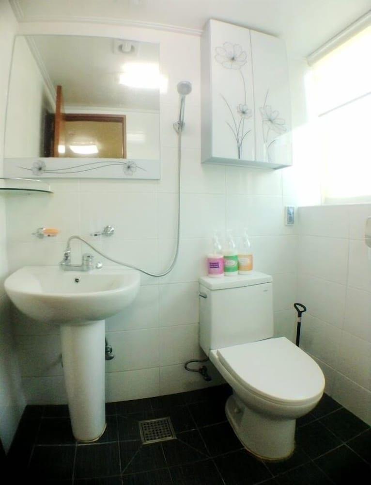 Welcome Busan Guesthouse - Bathroom