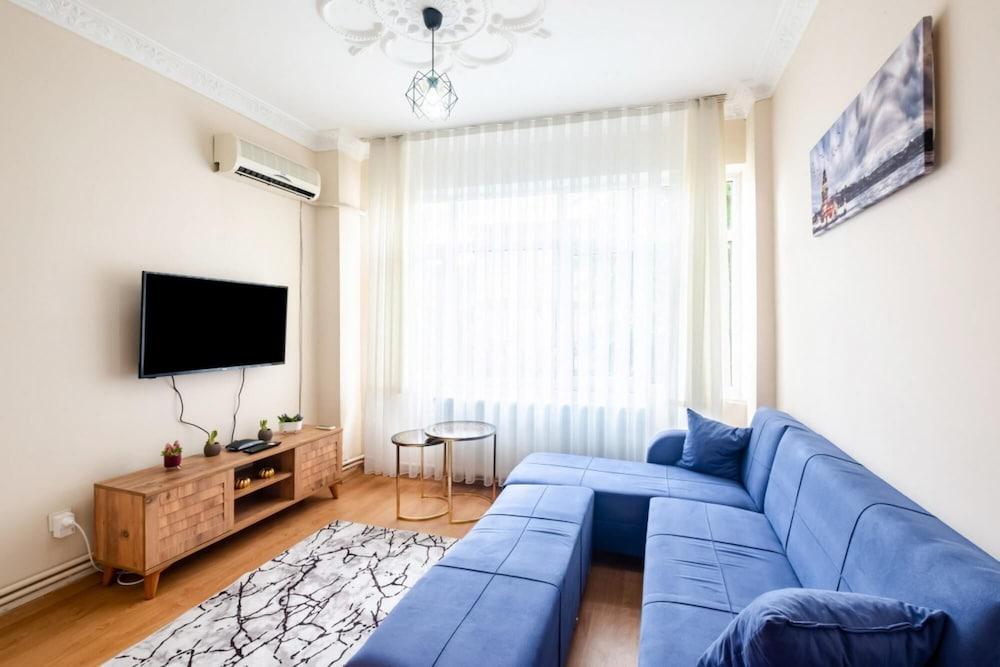 Cozy Flat With Central Location Near Golden Horn - Featured Image