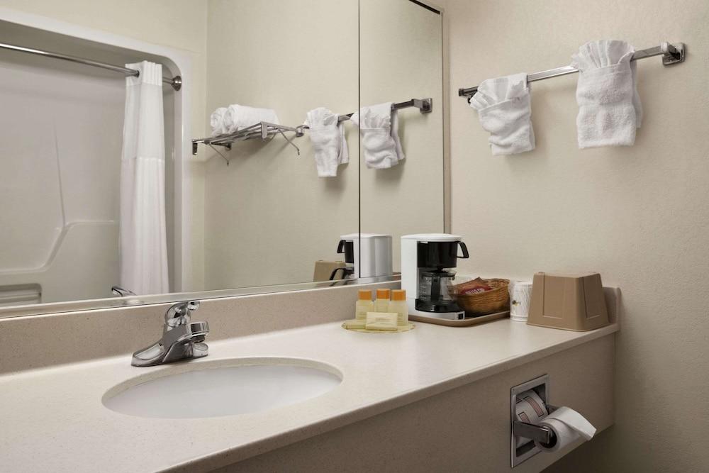Days Inn & Suites by Wyndham Romeoville - Bathroom