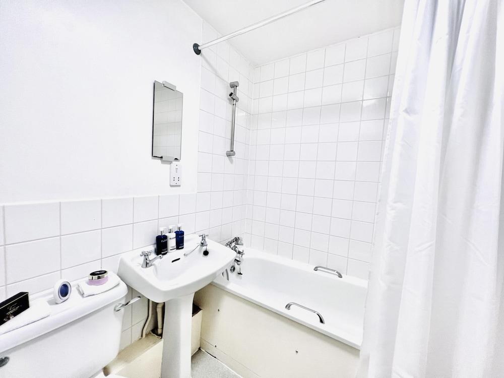 شقة جميلة بغرفة نوم واحدة في لندن بجوار الميناء - Bathroom