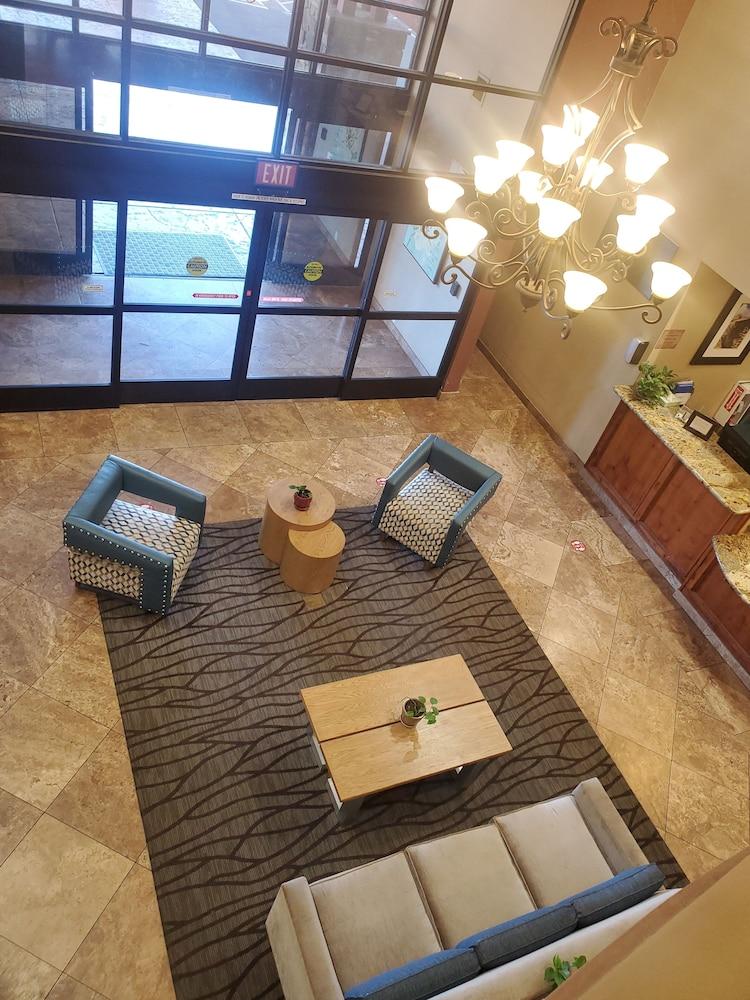 Legacy Inn & Suites - Lobby Sitting Area