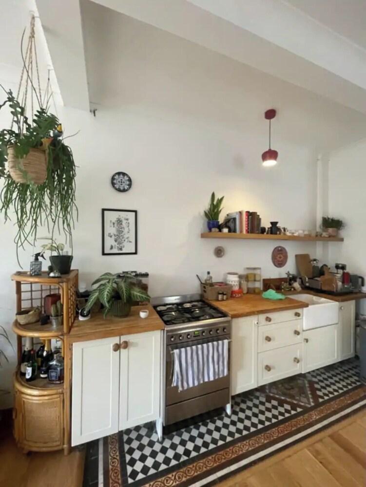 Modern Farmhouse-style 1BD Flat - Wood Green! - Private kitchen