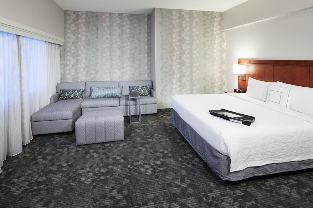 Courtyard by Marriott Alexandria Old Town/Southwest - Room