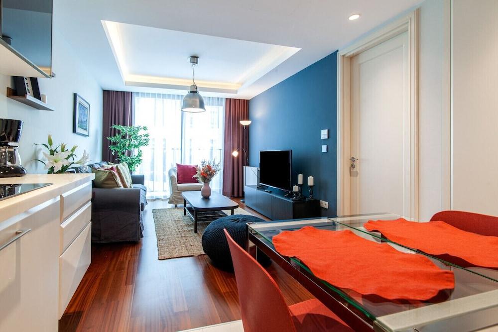 Cozy Flat Near Popular Attractions in Beyoglu - Room