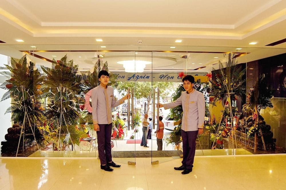 Nam Hung Hotel - Interior Entrance