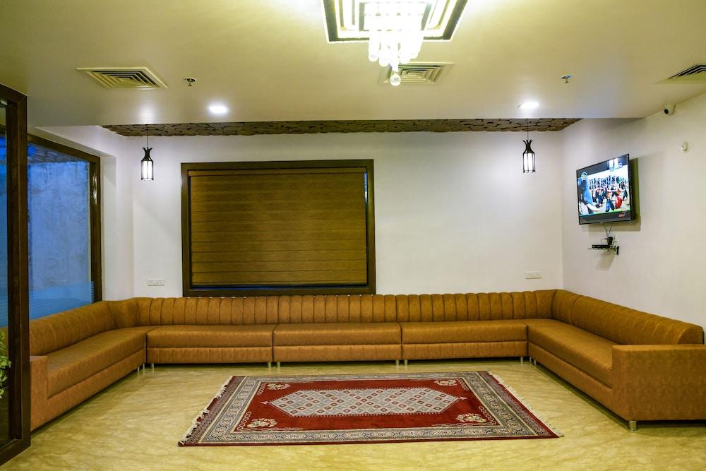 Spree Hotel Agra - Lobby Sitting Area