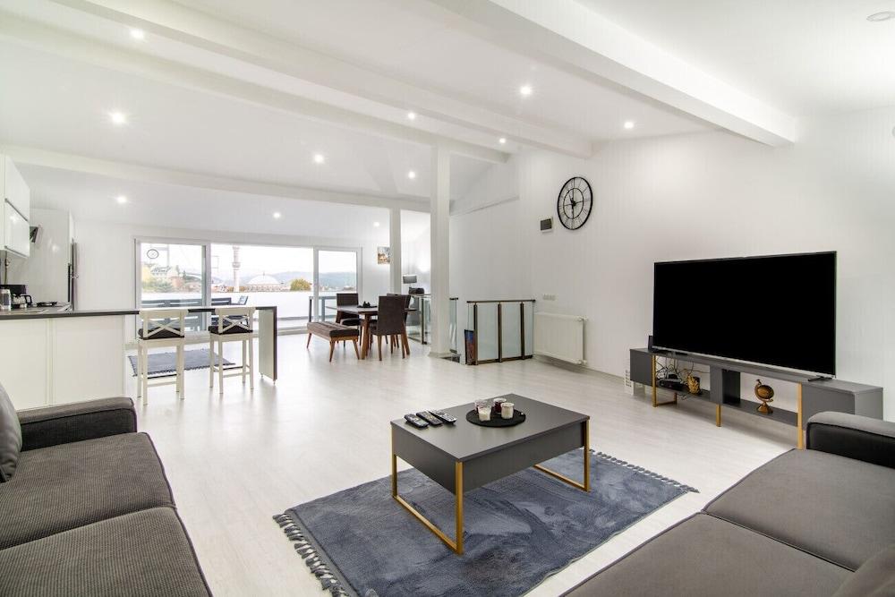Sleek House With a Lovely Terrace in Besiktas - Room