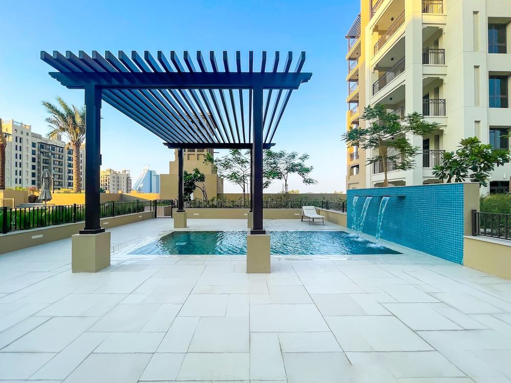 Maison Privee - Exclusive Luxury 3BR Apt with scenic views of Burj Al Arab - Outdoor Pool