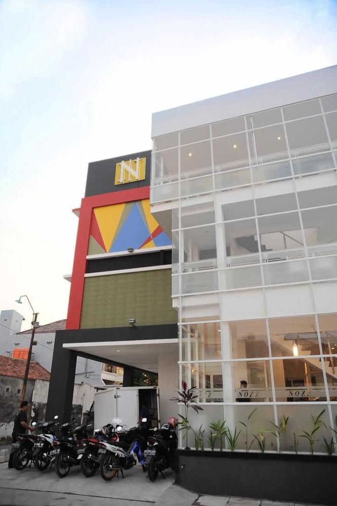 Nozz Hotel Semarang - Exterior