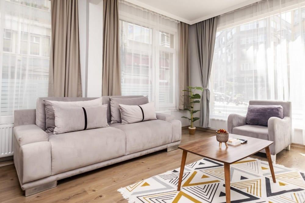 Lovely Flat Near Shore and Trendy Spots in Kadikoy - Featured Image