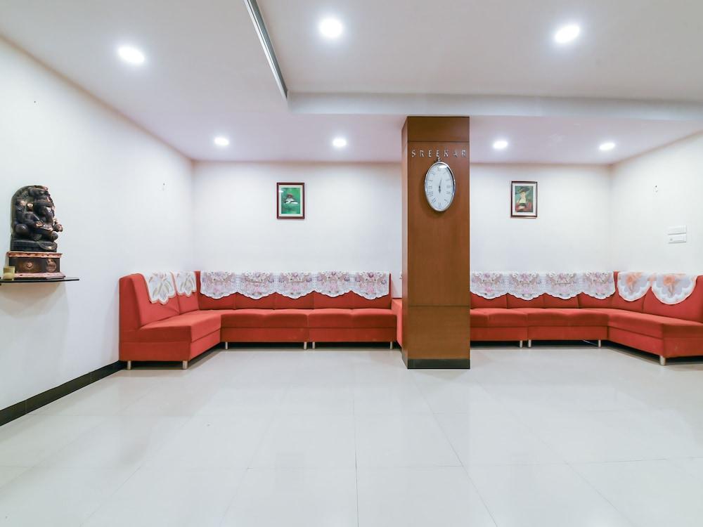 OYO 3229 Balaji Grand - Lobby Sitting Area