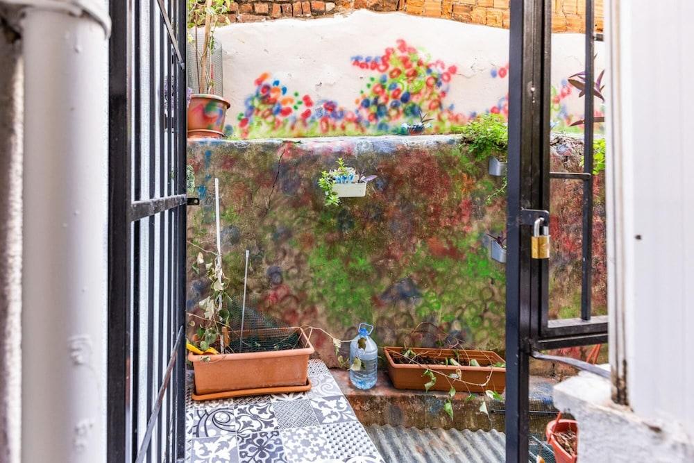 Colorful Flat With Backyard Close to Taksim Square - Room