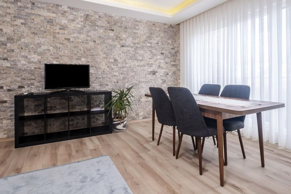 Modern and Central Flat With Balcony in Maltepe - Room
