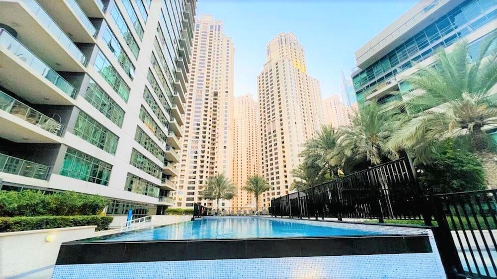 Ultimate Luxury and Stunning Views in Dubai Marina - Outdoor Pool