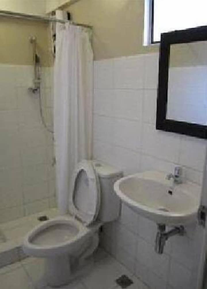 Toilena Room and Board - Bathroom