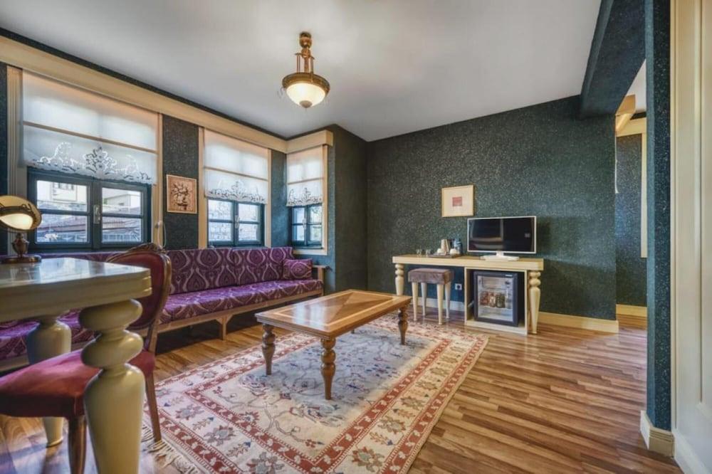 Vibrant Suite Located in Heart of Historic Area - Featured Image