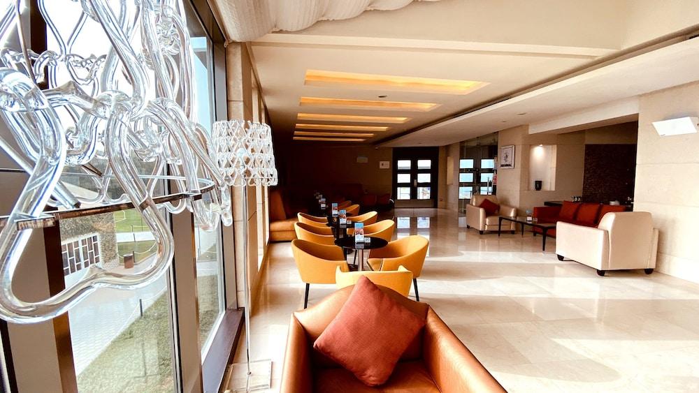 Safir Fintas Kuwait Hotel - Lobby Sitting Area