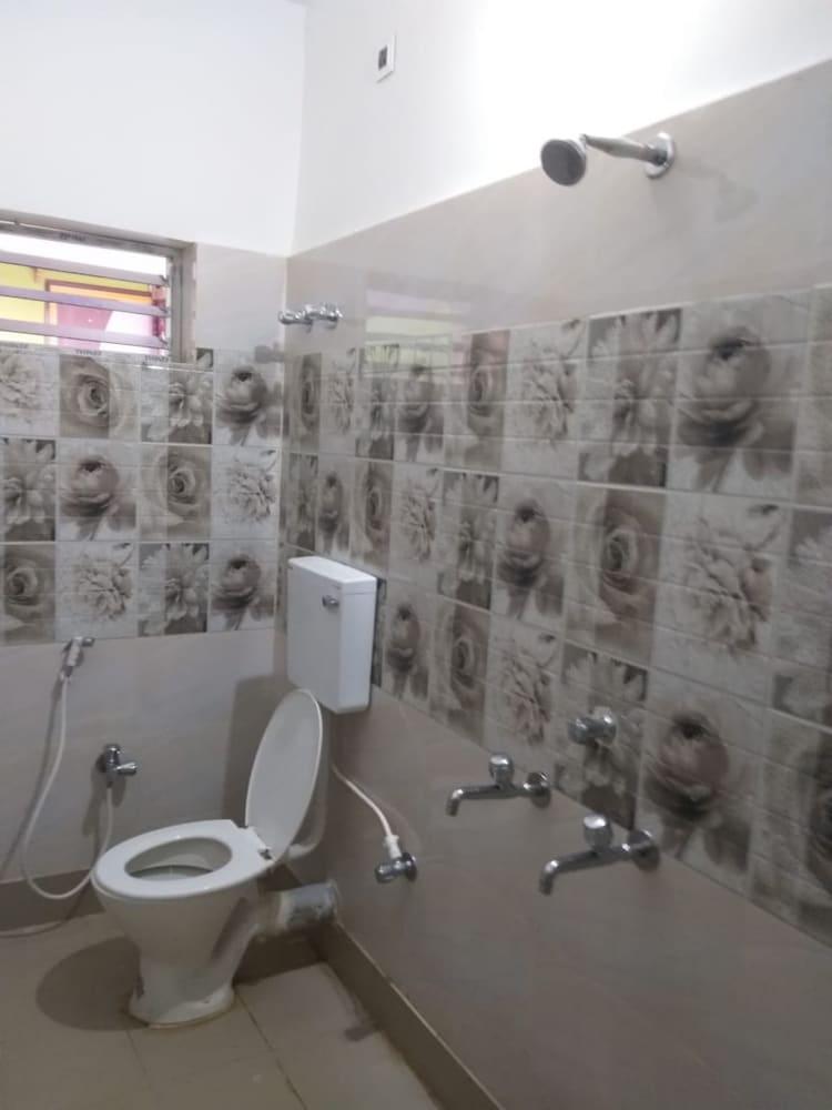Goroomgo Panja Guest House Kolkata - Bathroom