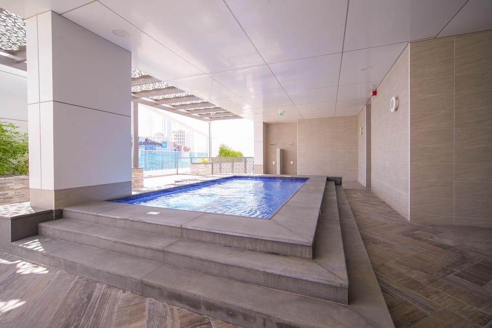 Extravagant 1 BR in the heart of Dubai - Indoor/Outdoor Pool