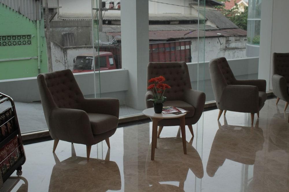 The Azana Hotel Airport Semarang - Lobby Sitting Area