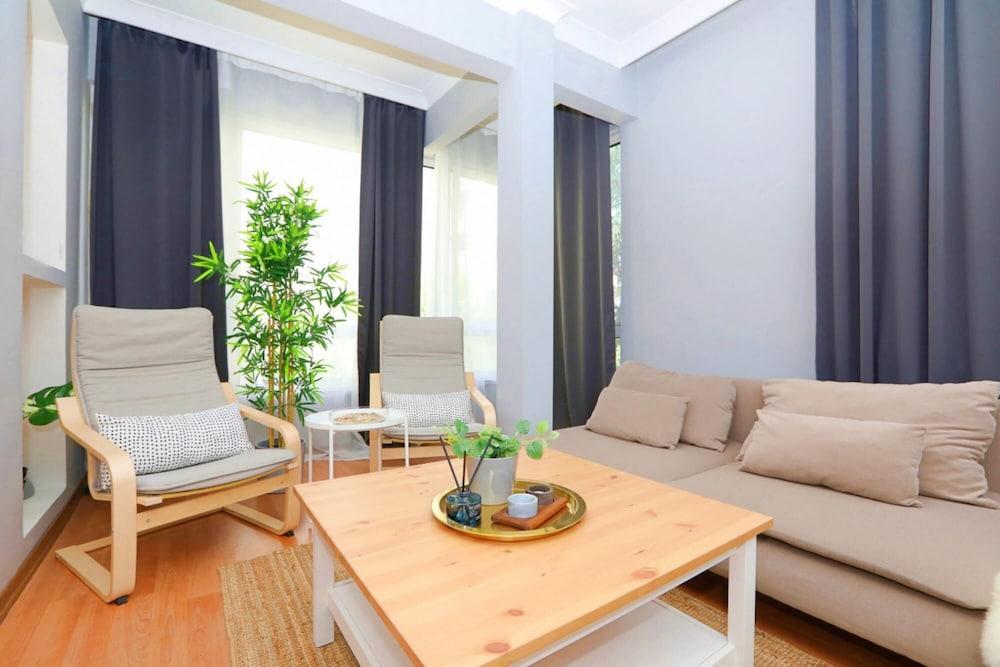 Amazing Flat Near Bagdat Street With Enticing Interior Design in Kadikoy - Room