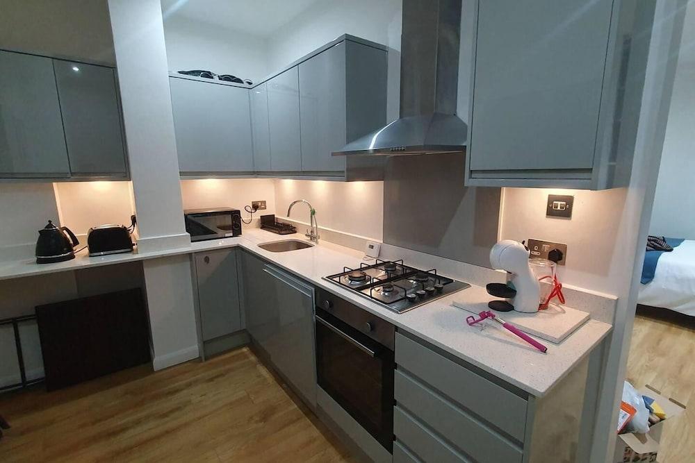 Cosy 1-bed Apartment in London, Alexandra Palace - Private kitchen