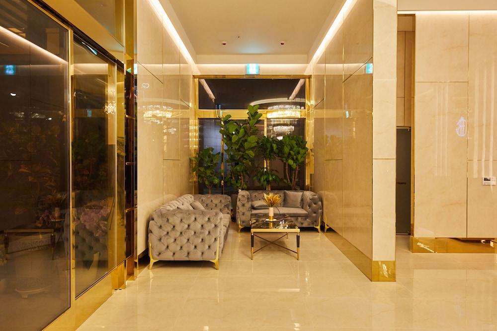 Grand Bern Hotel - Lobby Sitting Area