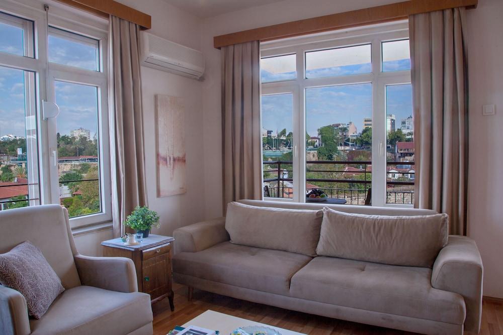 Aheste_simple Sea View Flat in Lovely Old Town - Featured Image
