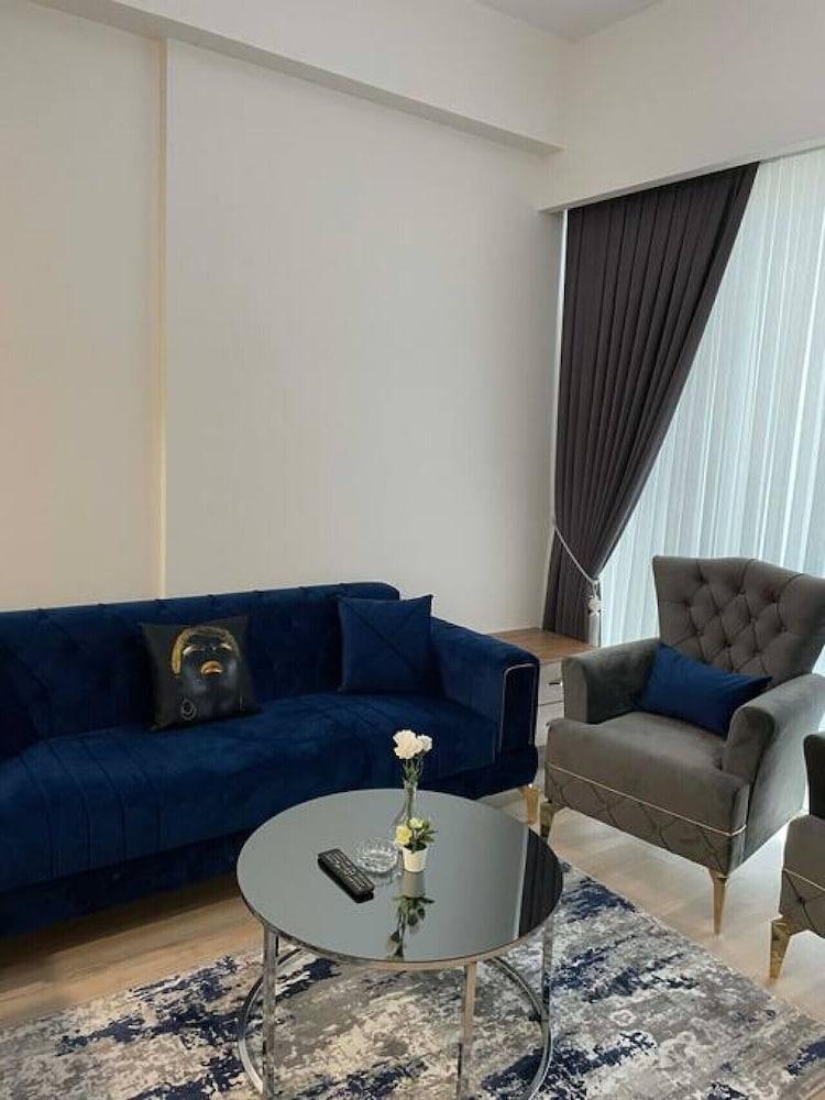 Lovely 1-bedroom Suite Apartment Near Mall of Istanbul - Room