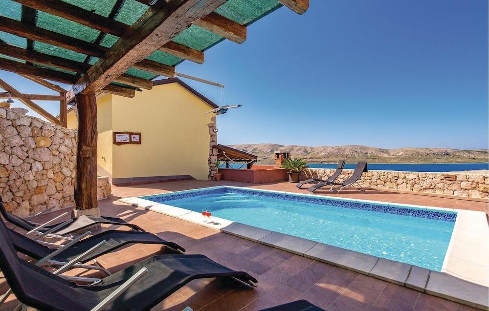 Awesome Home in Novalja With Wifi, Outdoor Swimming Pool and 4 Bedrooms - null