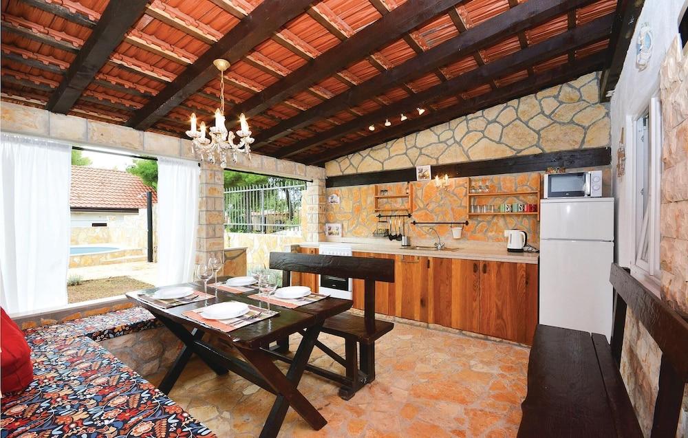 Stunning Home in Ivan Dolac With Wifi and 2 Bedrooms - Exterior